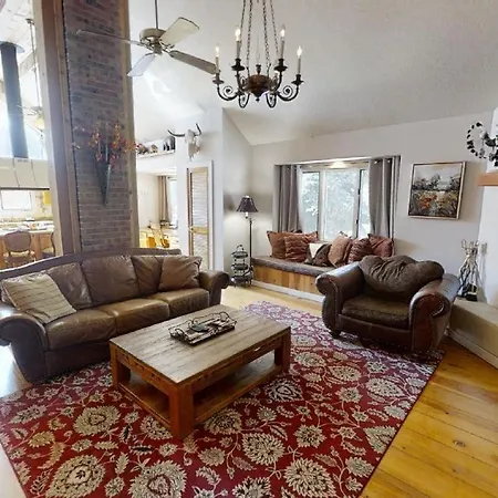 Thornes Downtown Delight - Wifi - Satellite - Washer - Dryer - Fireplace - Fenced In Back Yard